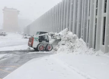 Plowing-movingsnow-skidloader-snow-confluencell-20190313_144143-20190313_144143